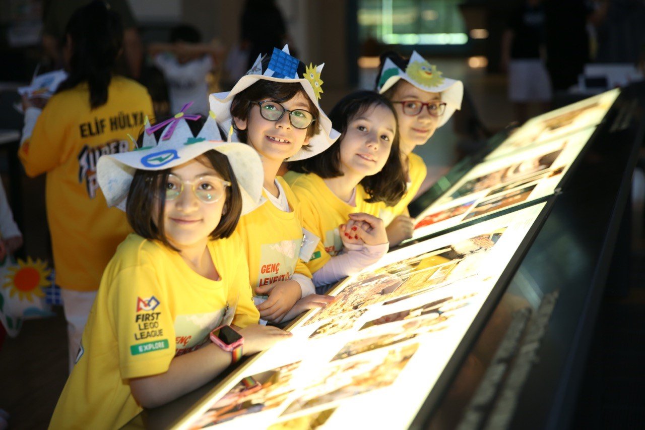 Minik bilim kahramanları yenilikçi projelerini AGÜ’de sergiledi