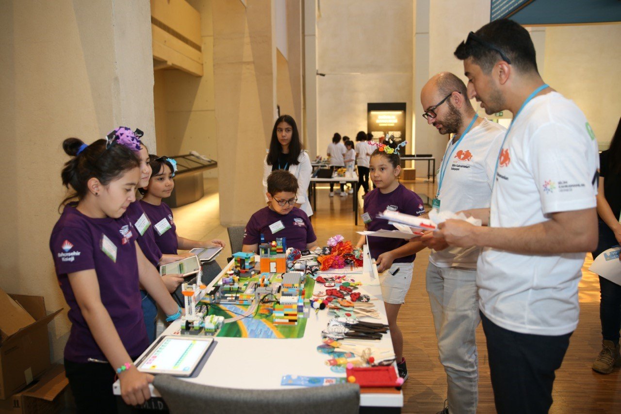 Minik bilim kahramanları yenilikçi projelerini AGÜ’de sergiledi