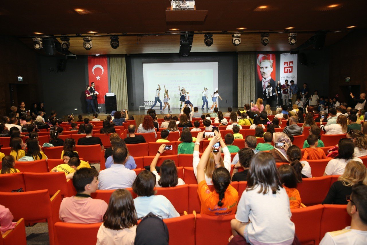 Minik bilim kahramanları yenilikçi projelerini AGÜ’de sergiledi