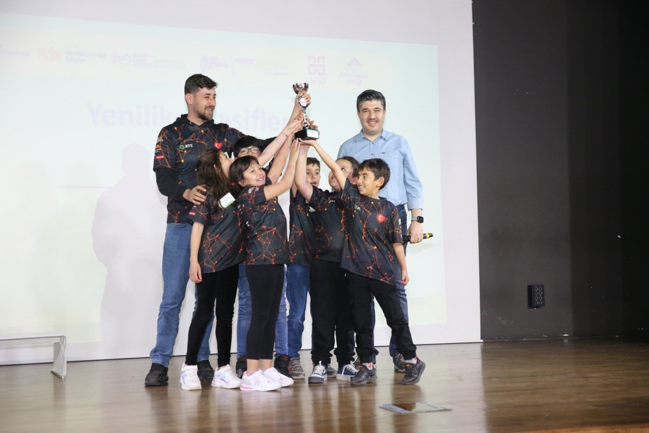 Minik bilim kahramanları yenilikçi projelerini AGÜ’de sergiledi