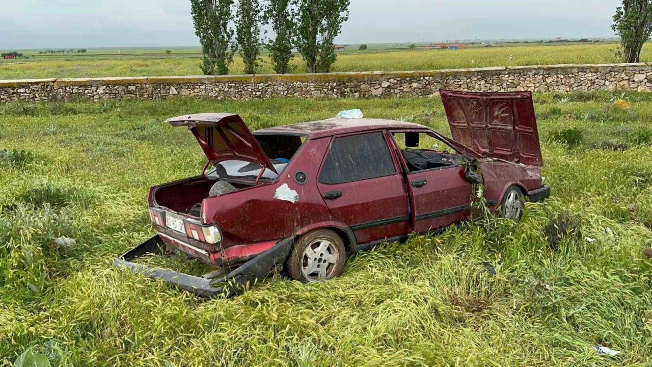 Taklalar atarak tarım arazisine giren otomobilin sürücüsü yaralandı