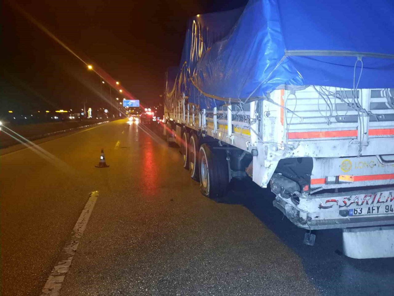 Tıra arkadan çarpan otomobilin sürücüsü yaralı arkadaşlarını bırakıp kaçtı