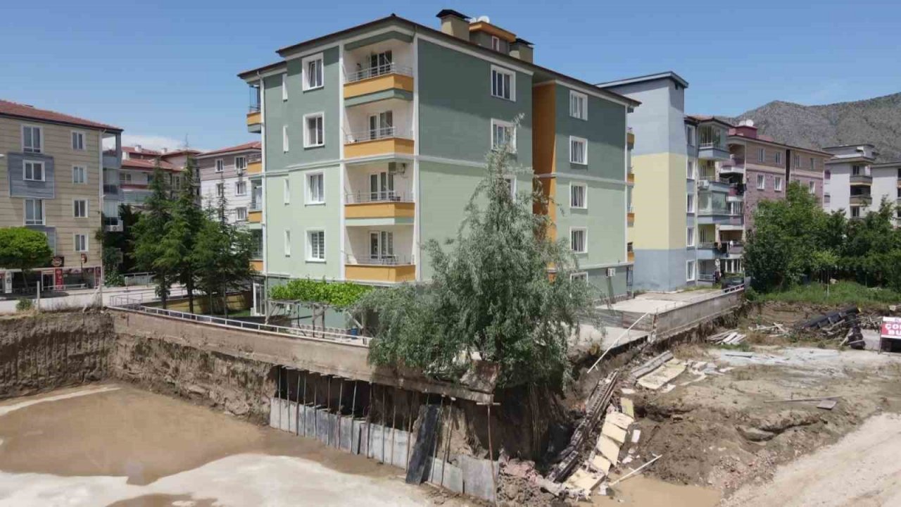 Yanında inşaata başlanan apartmanın bahçe duvarı çöktü