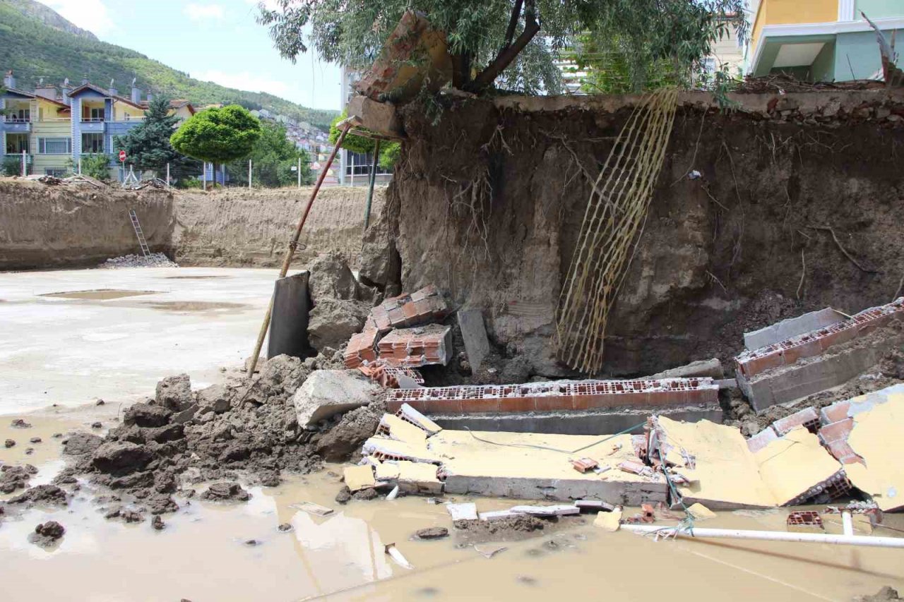 Yanında inşaata başlanan apartmanın bahçe duvarı çöktü