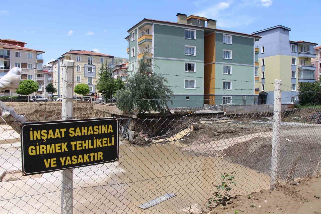Yanında inşaata başlanan apartmanın bahçe duvarı çöktü