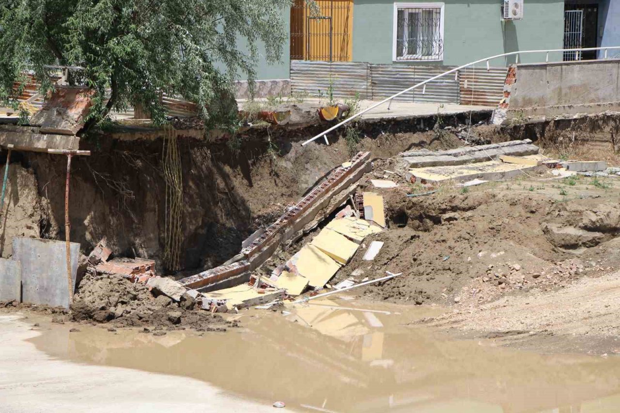 Yanında inşaata başlanan apartmanın bahçe duvarı çöktü