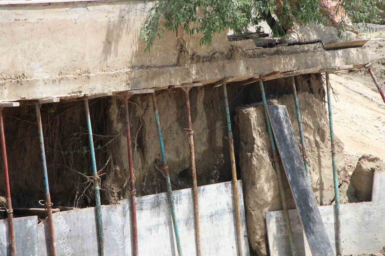 Yanında inşaata başlanan apartmanın bahçe duvarı çöktü