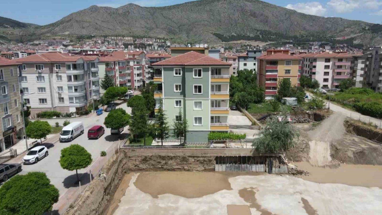 Yanında inşaata başlanan apartmanın bahçe duvarı çöktü