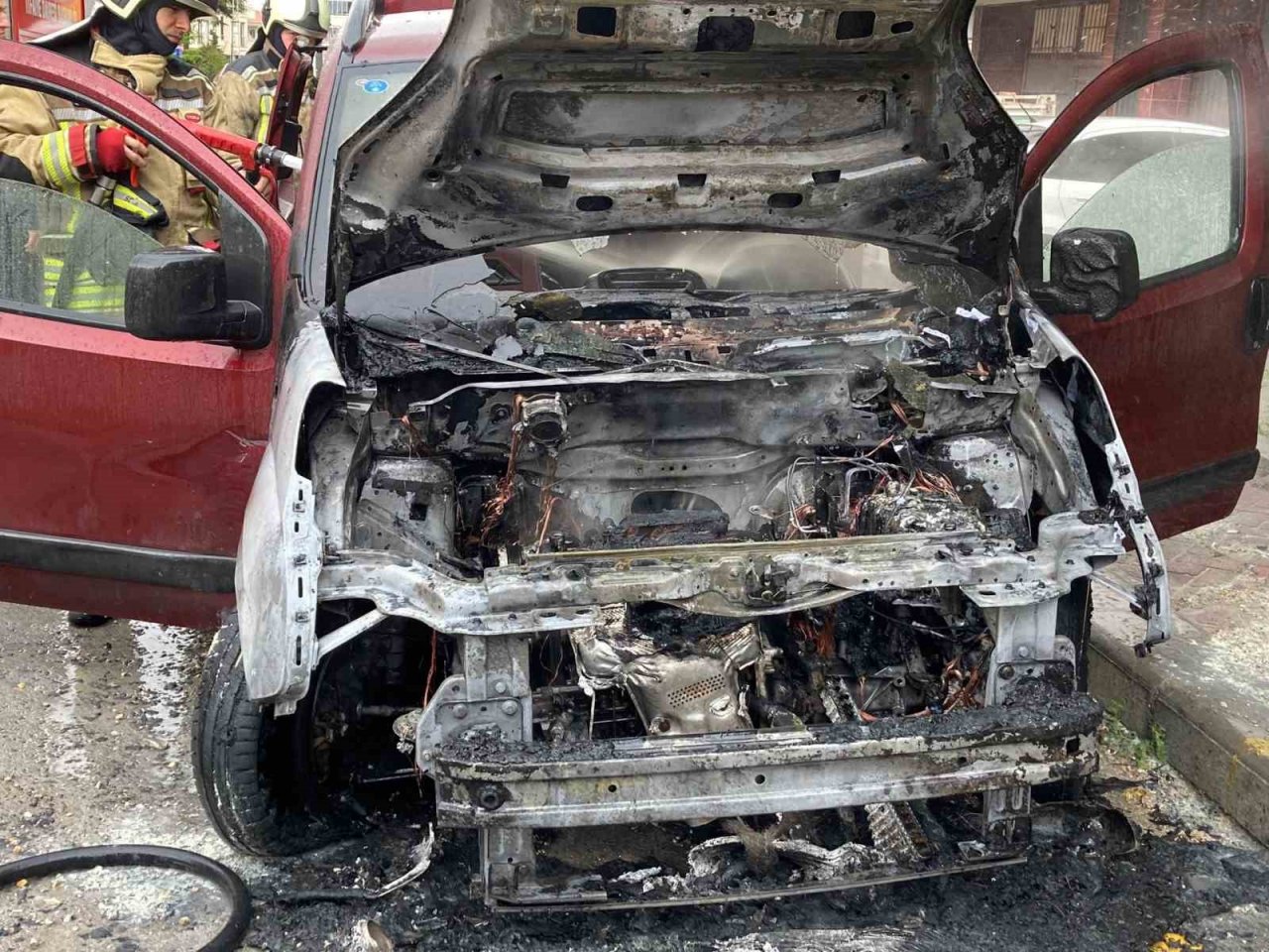 Ankara’da korkutan yangın: kontağı çevirdi, araba alev aldı