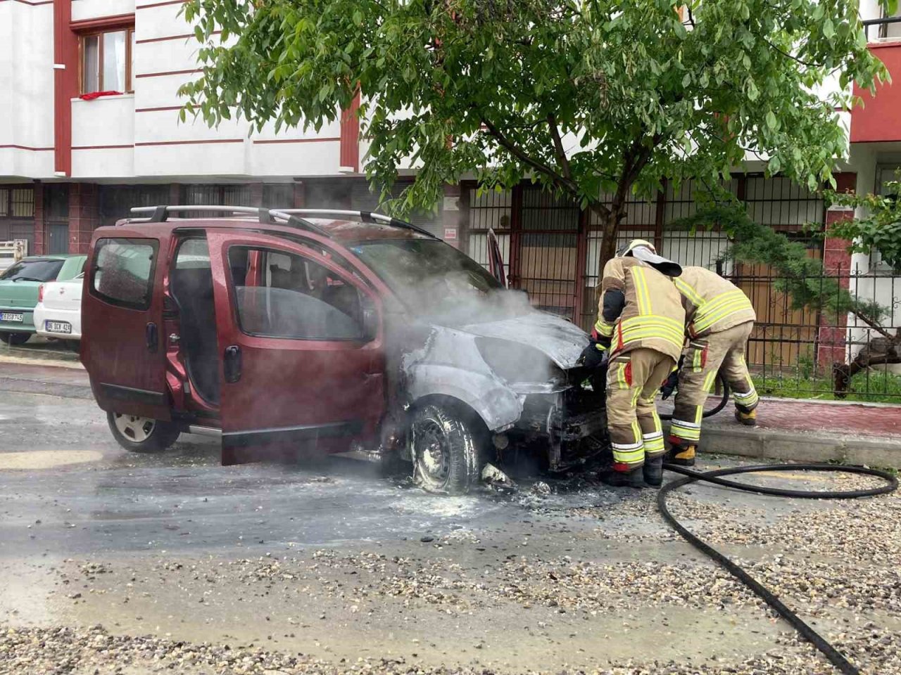 Ankara’da korkutan yangın: kontağı çevirdi, araba alev aldı