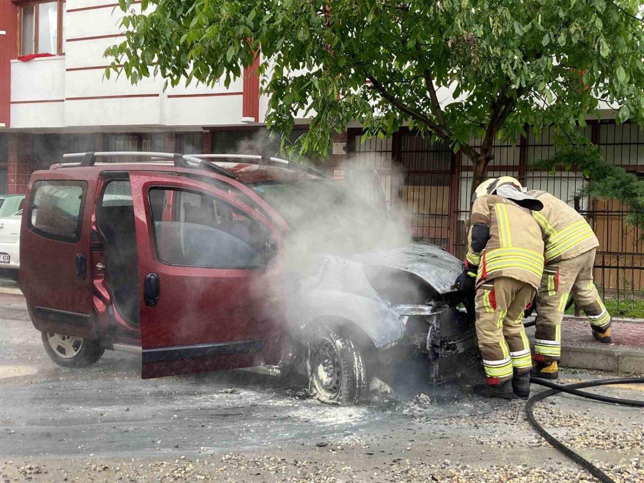 Ankara’da korkutan yangın: kontağı çevirdi, araba alev aldı