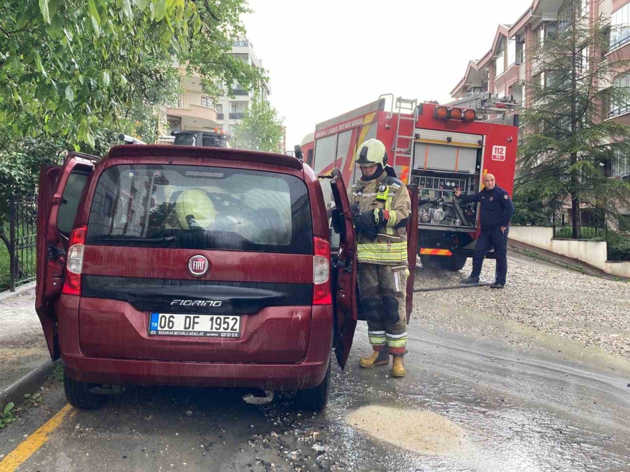 Ankara’da korkutan yangın: kontağı çevirdi, araba alev aldı