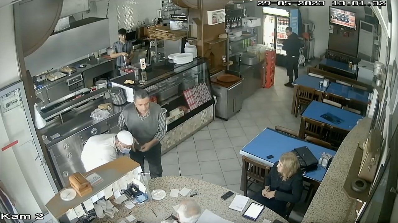 Dilencinin yaptığı rol, tiyatroculara taş çıkarttı