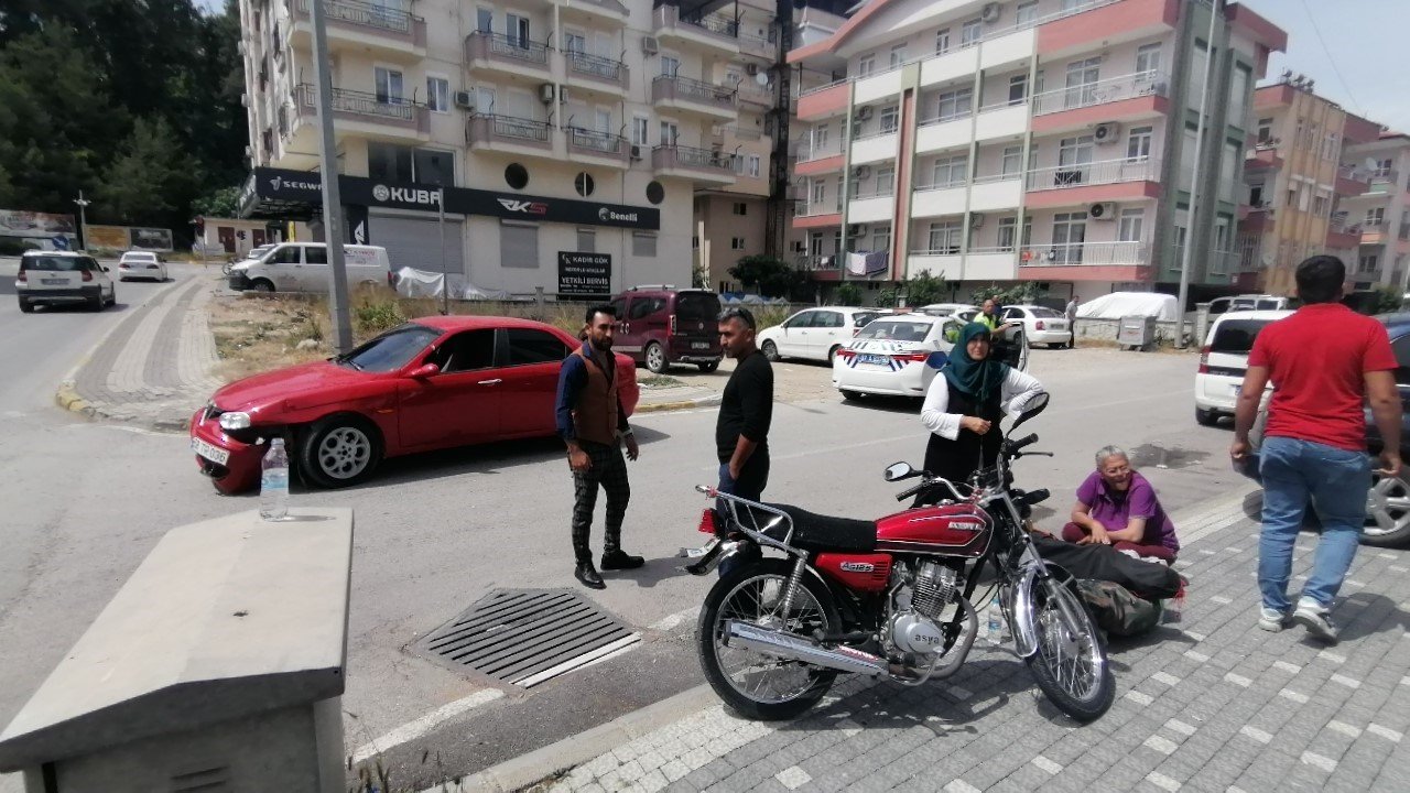 Motosiklet otomobille çarpıştı: 1 yaralı