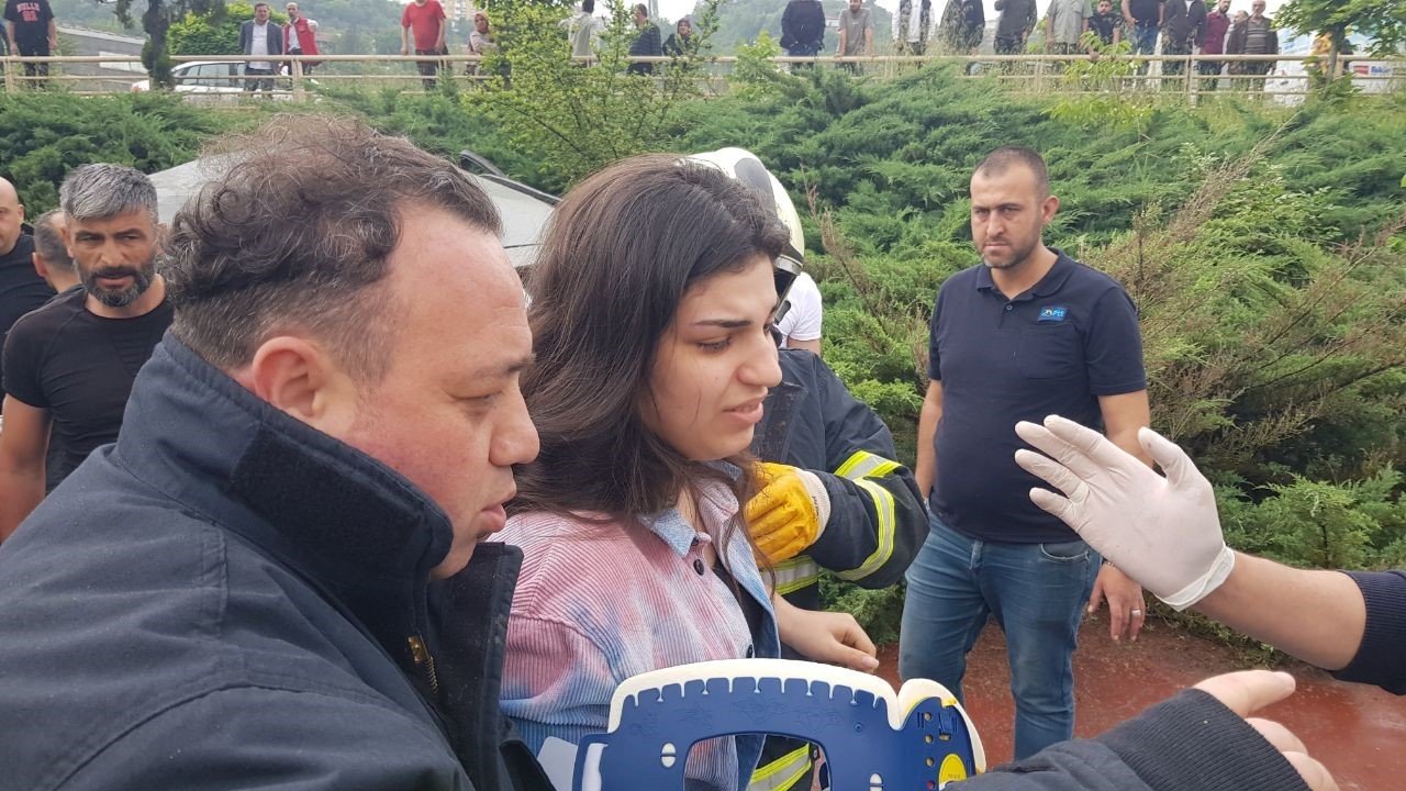 Kontrolden çıkan cip bariyeri kırıp bisiklet yoluna uçtu