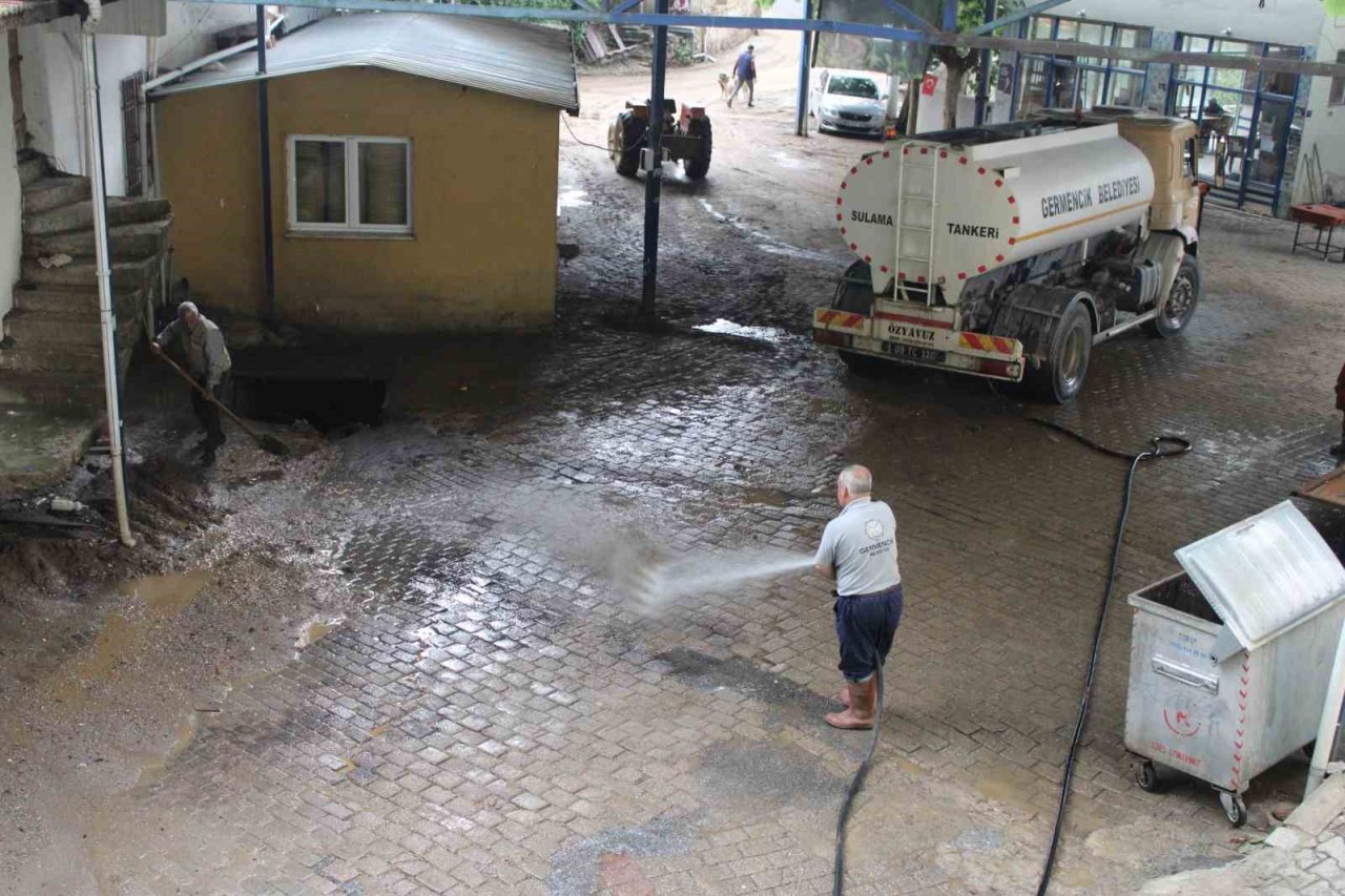 Aydın’ın incir deposu Meşeli, sel ve doluya teslim oldu