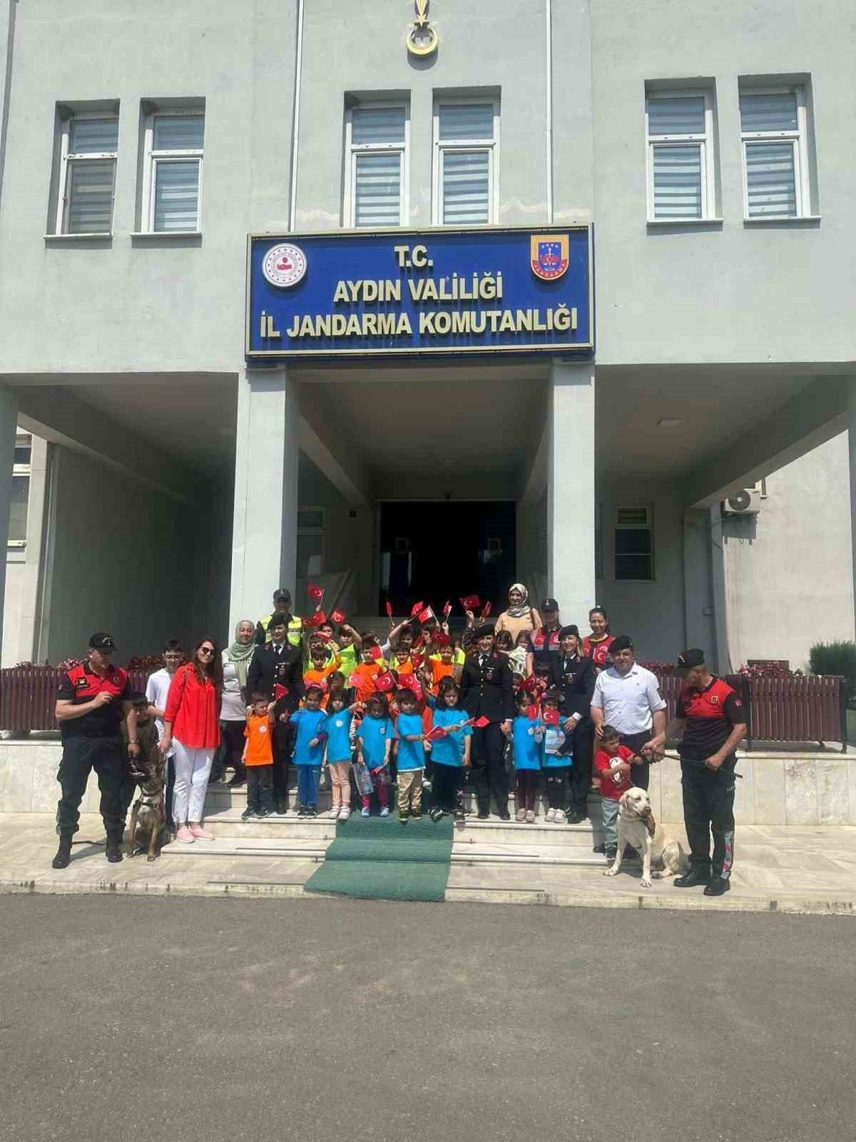 Aydın İl Jandarma Komutanlığı minik misafirlerini ağırladı