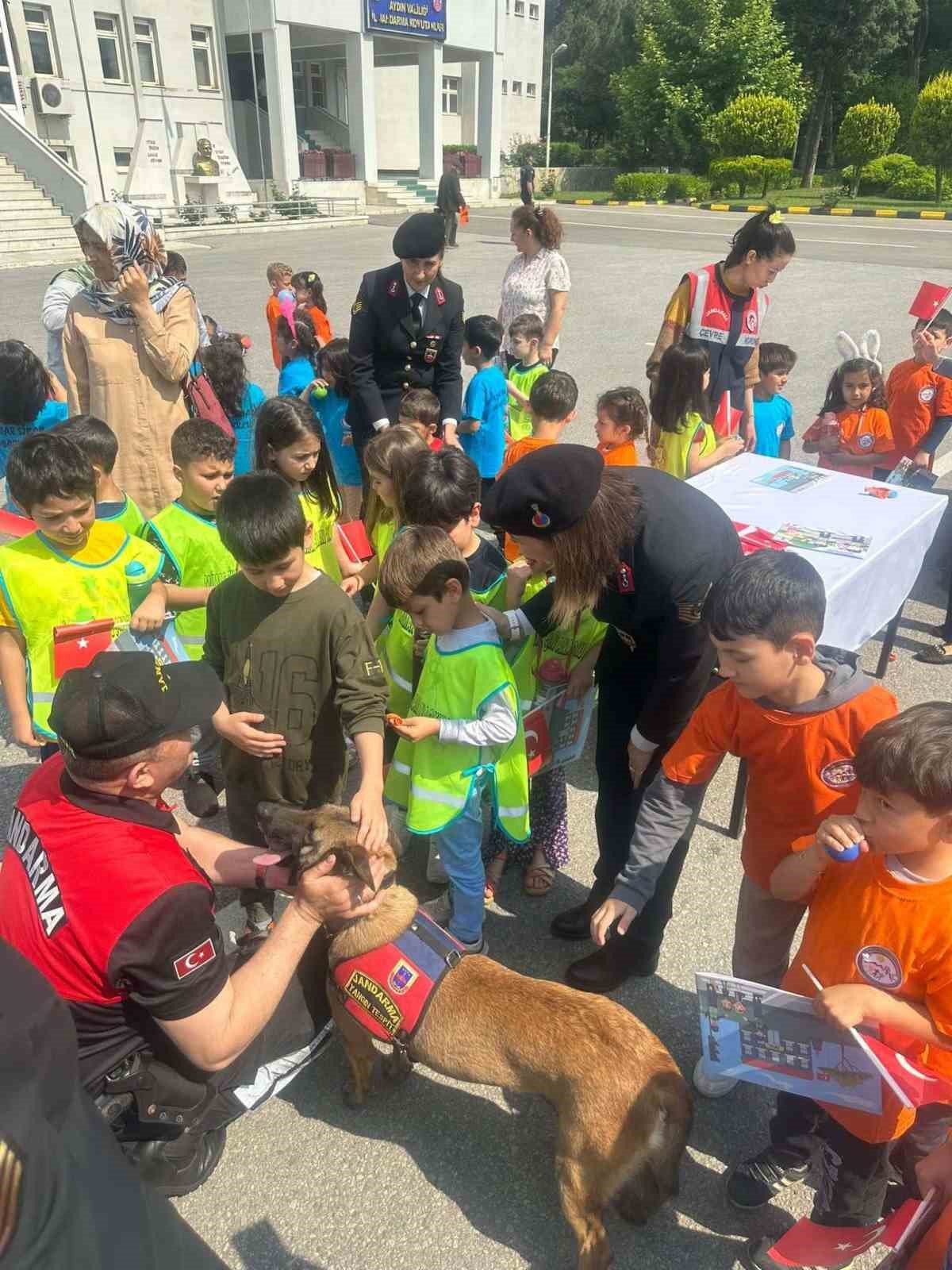 Aydın İl Jandarma Komutanlığı minik misafirlerini ağırladı