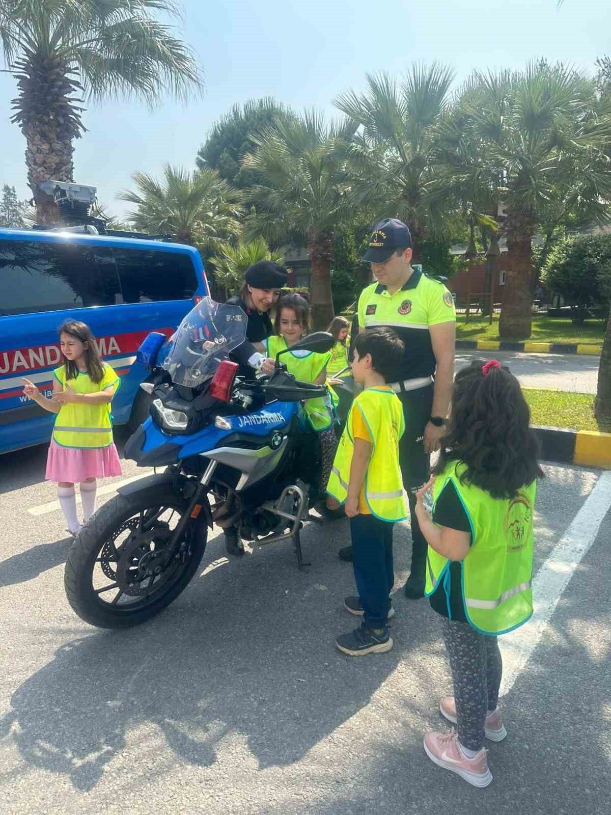 Aydın İl Jandarma Komutanlığı minik misafirlerini ağırladı