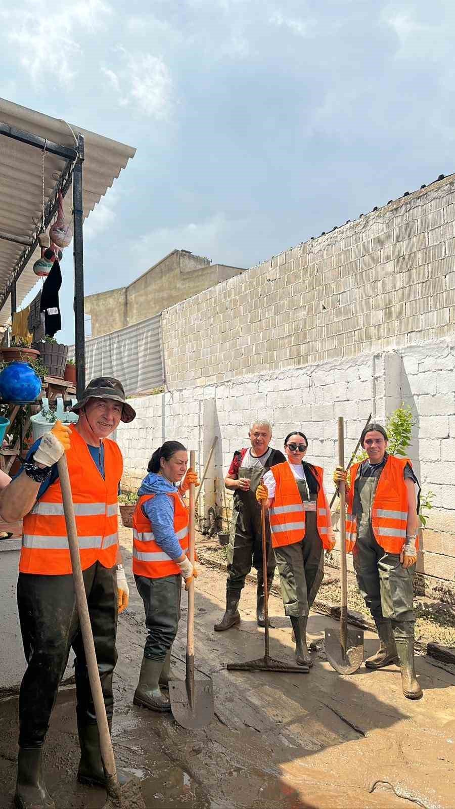 AFAD Gönüllüleri, selin yaraları sarılıyor