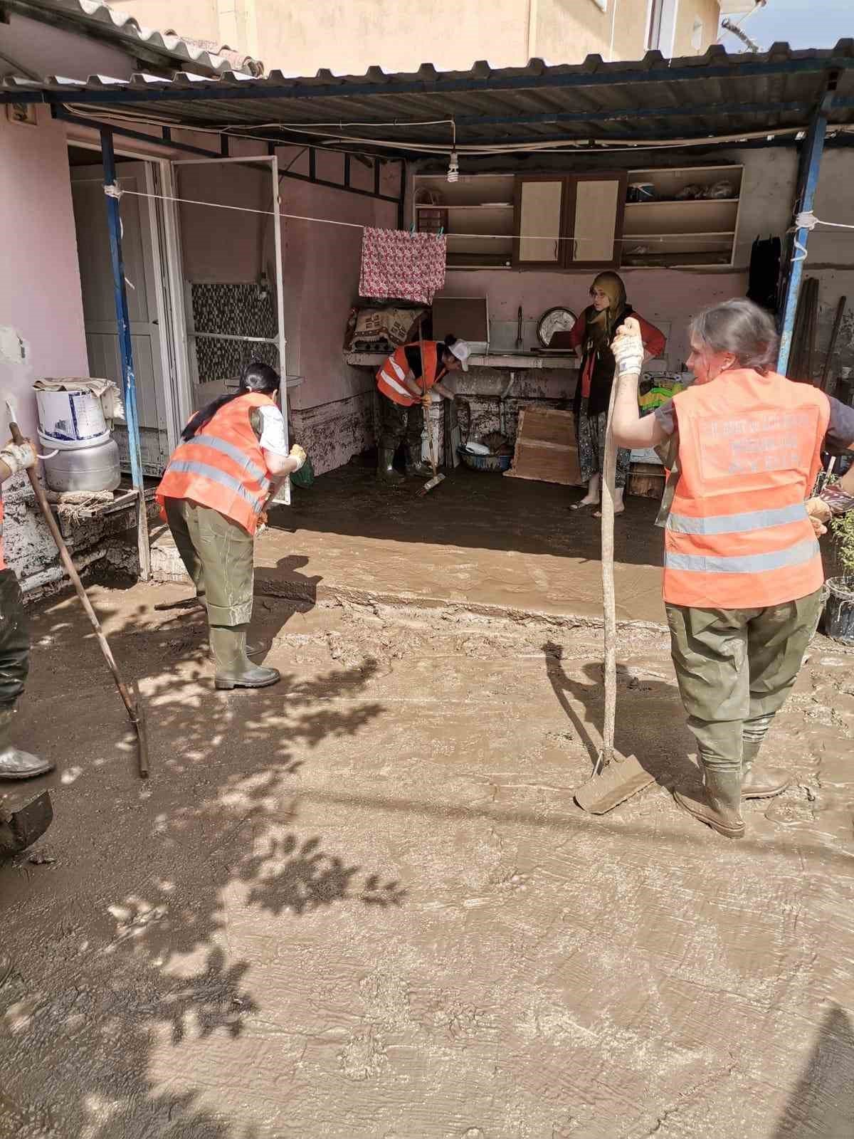 AFAD Gönüllüleri, selin yaraları sarılıyor