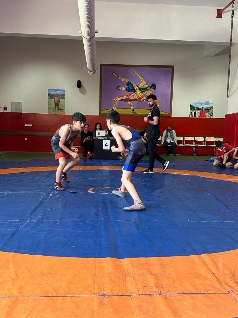 Küçükler minderi terletti