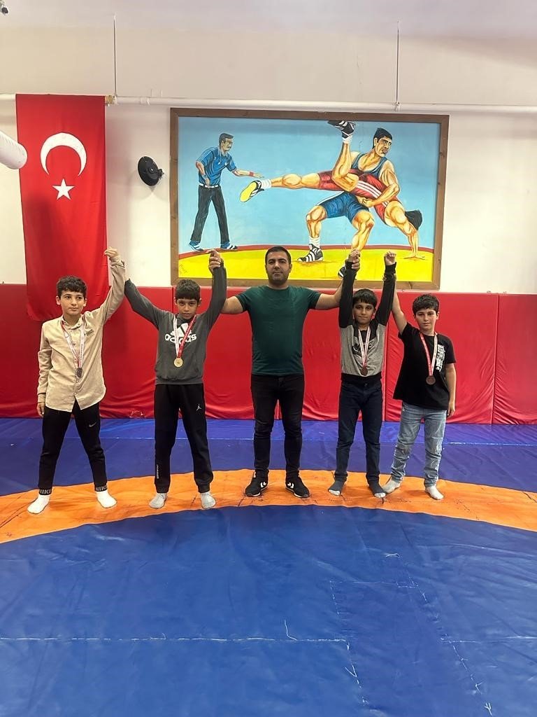 Küçükler minderi terletti