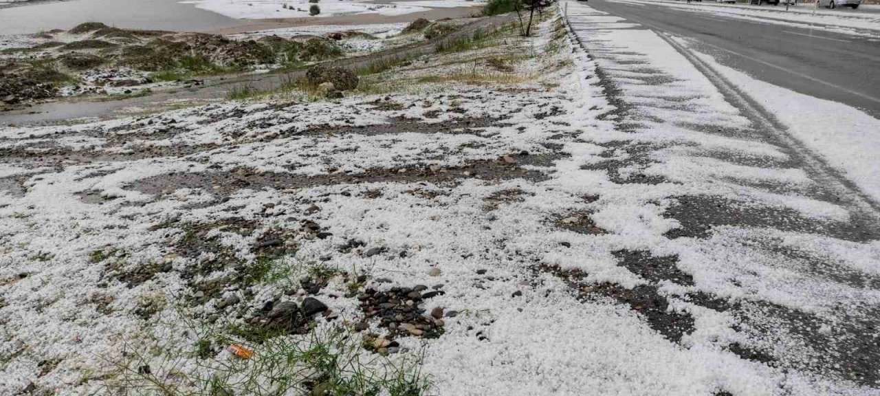 Batman’da dolu yağışı tarım arazilerini vurdu