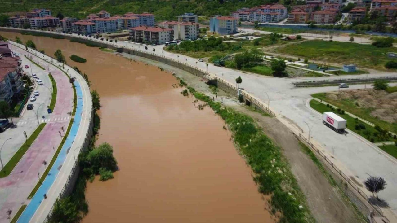Yeşilırmak kızıla döndü