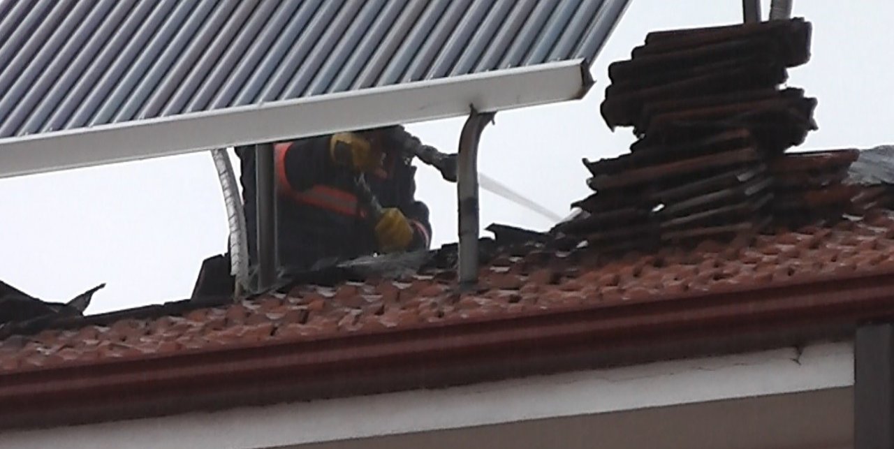 Tavşanlı’da yıldırım düşen evin çatısında yangın çıktı