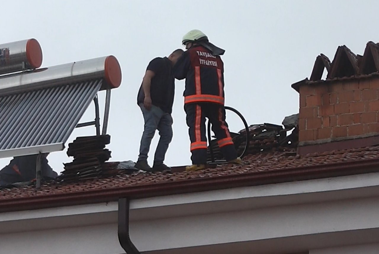 Tavşanlı’da yıldırım düşen evin çatısında yangın çıktı
