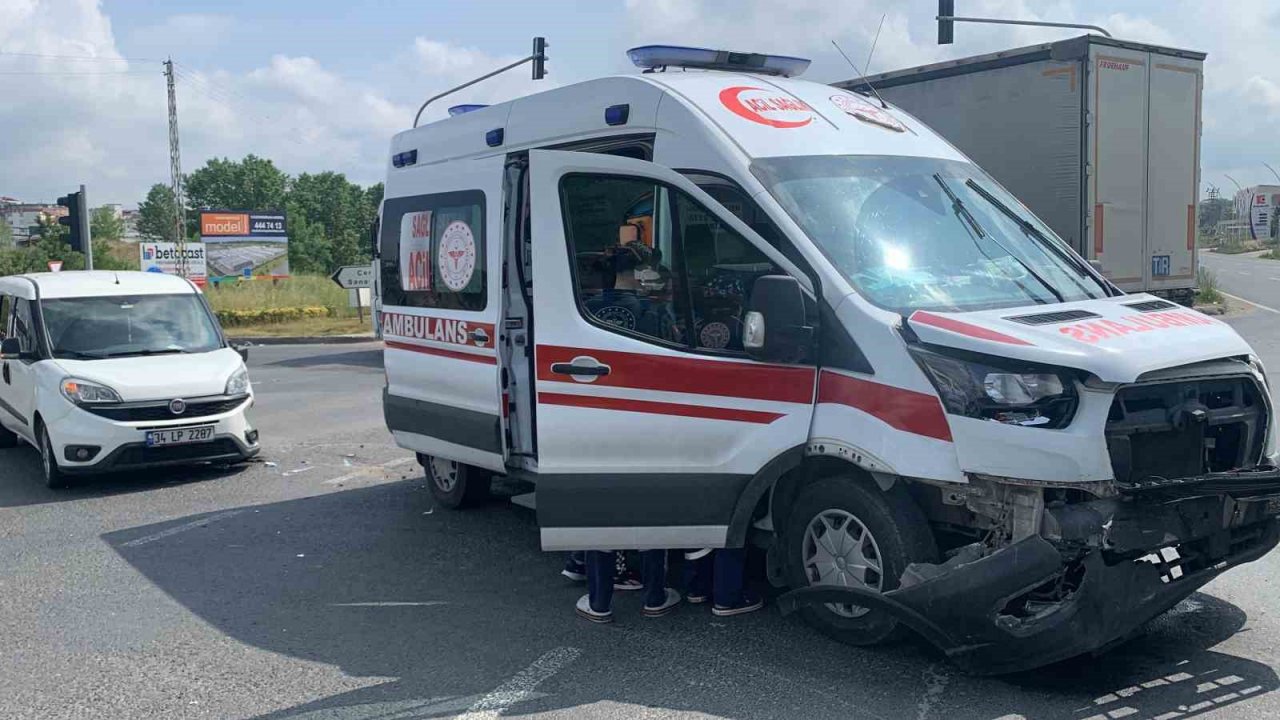 Ambulansla otomobil çarpıştı: 2 ambulans personeli yaralandı