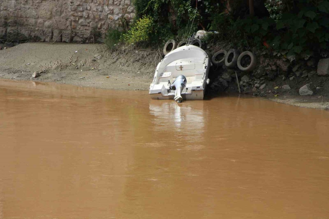 Yeşilırmak kızıla döndü