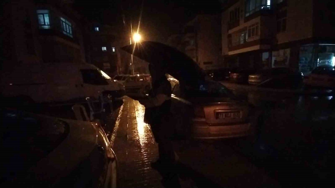 Otomobil ile geldikleri iş yerini kurşuna tuttular