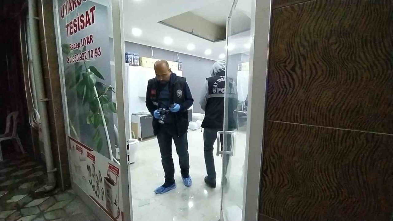 Otomobil ile geldikleri iş yerini kurşuna tuttular