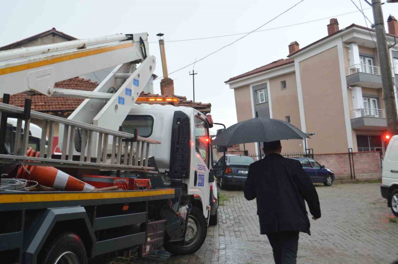 Tavşanlı’da yıldırım düşen evin çatısında yangın çıktı