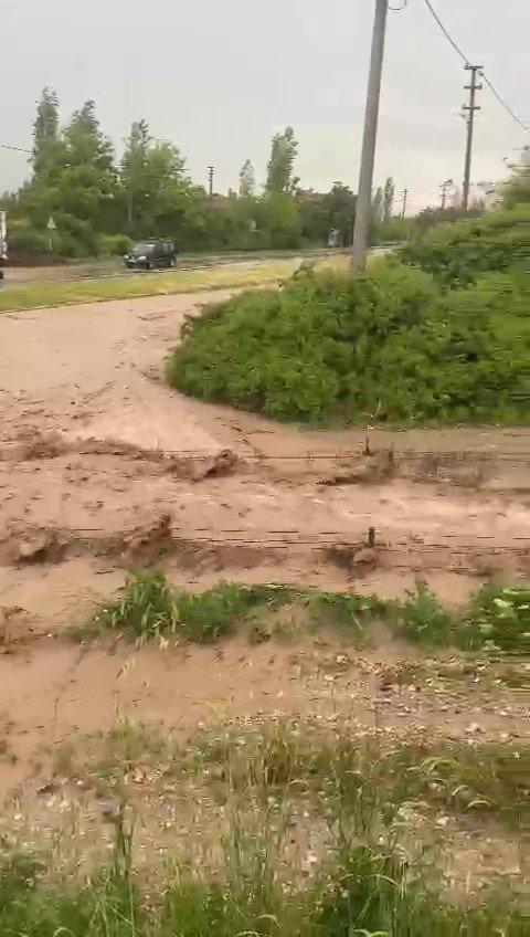 Denizli’de kuvvetli yağış dereleri taşırdı, yolları göle çevirdi
