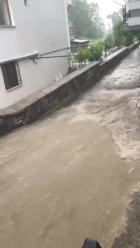 Denizli’de kuvvetli yağış dereleri taşırdı, yolları göle çevirdi