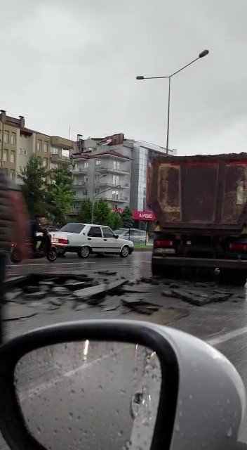 Denizli’de kuvvetli yağış dereleri taşırdı, yolları göle çevirdi