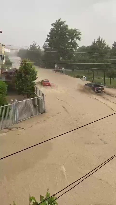 Denizli’de kuvvetli yağış dereleri taşırdı, yolları göle çevirdi