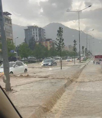 Denizli’de kuvvetli yağış dereleri taşırdı, yolları göle çevirdi