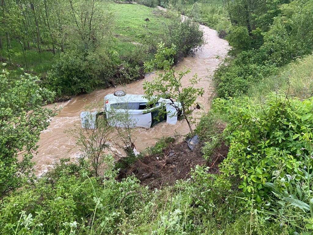 Araç dereye uçtu: 3 yaralı