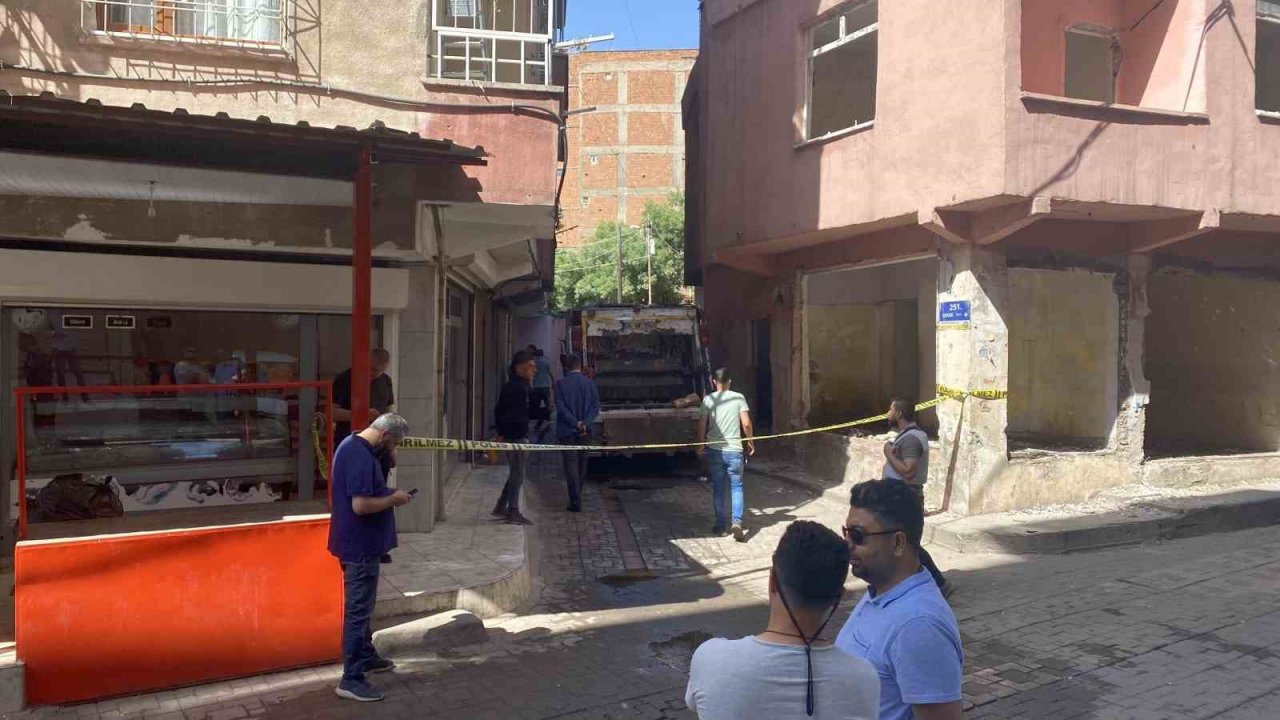 Diyarbakır’da terör yandaşları belediyenin çöp arabasını ateşe verdi