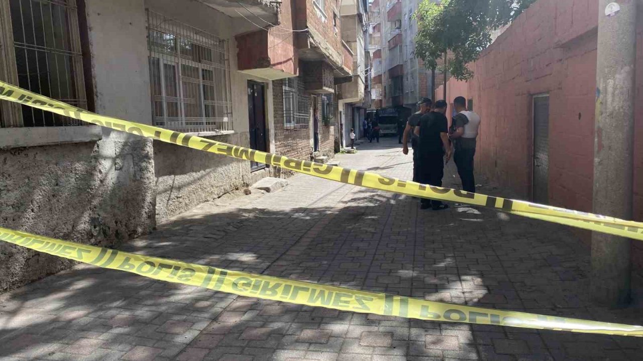 Diyarbakır’da terör yandaşları belediyenin çöp arabasını ateşe verdi