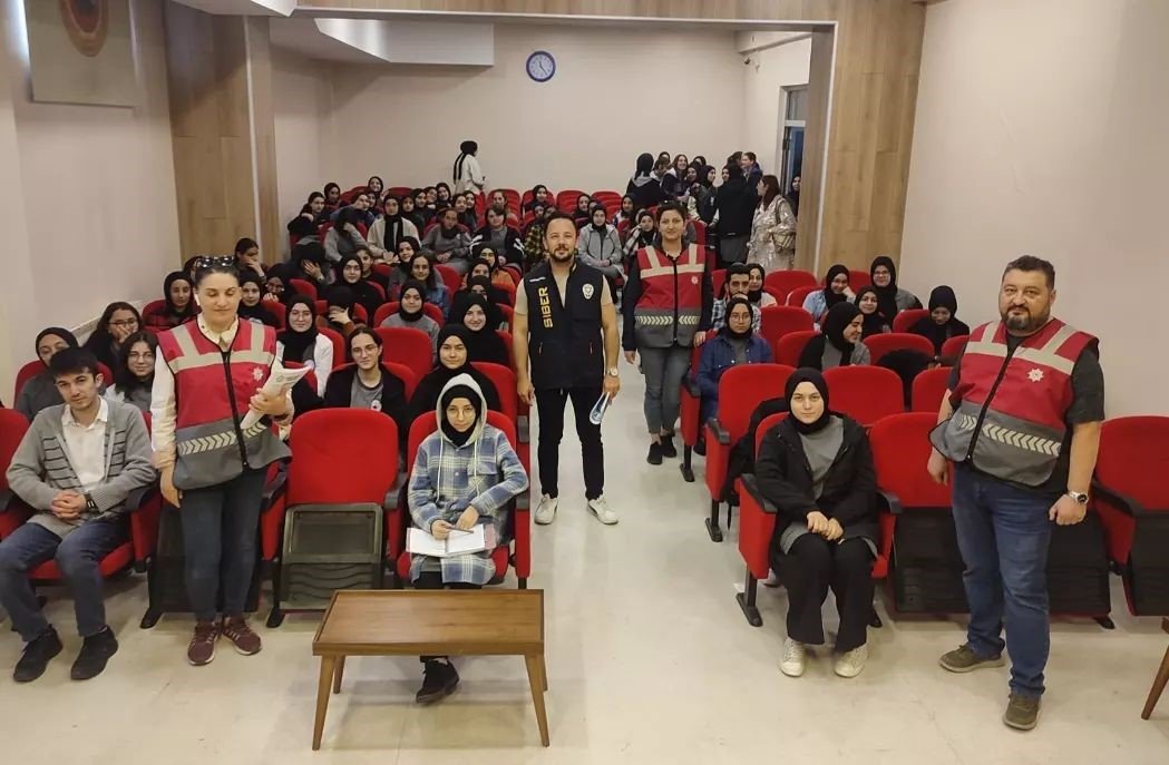 Polislik mesleğini tanıyıp suçtan korunma yöntemlerini öğreniyorlar