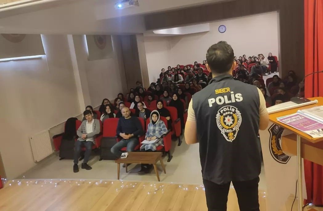 Polislik mesleğini tanıyıp suçtan korunma yöntemlerini öğreniyorlar
