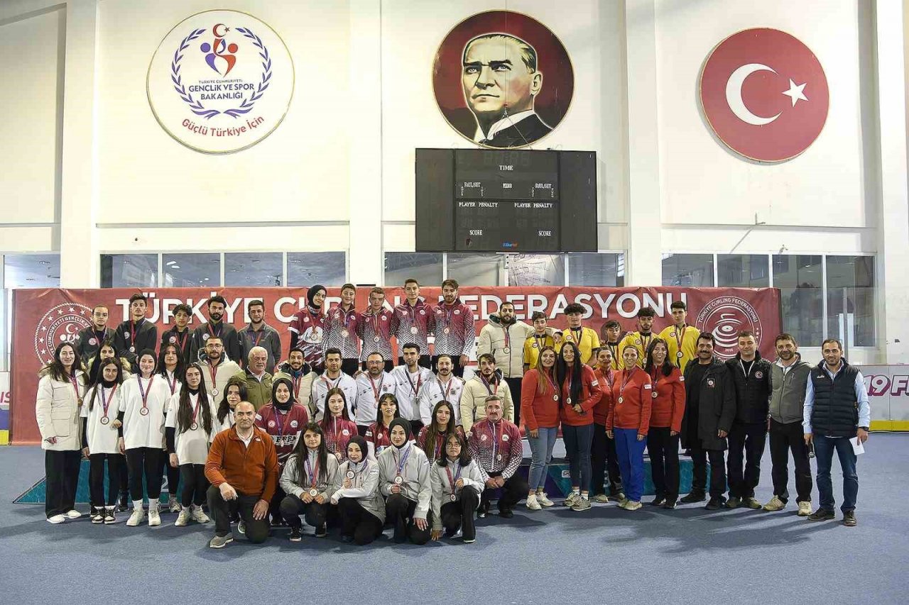Curlingte heyecan sürüyor