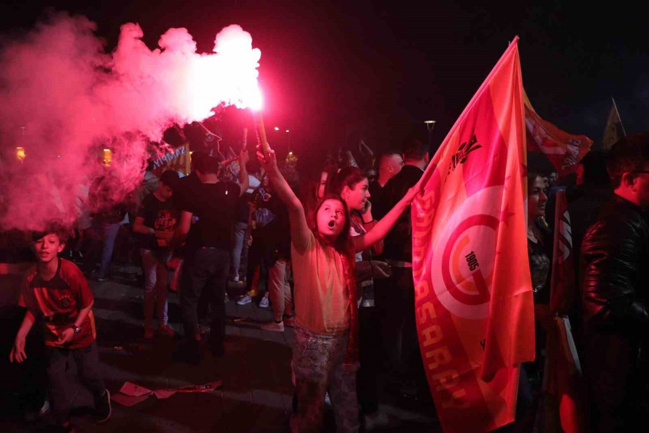 Kayseri’de halaylı kutlama