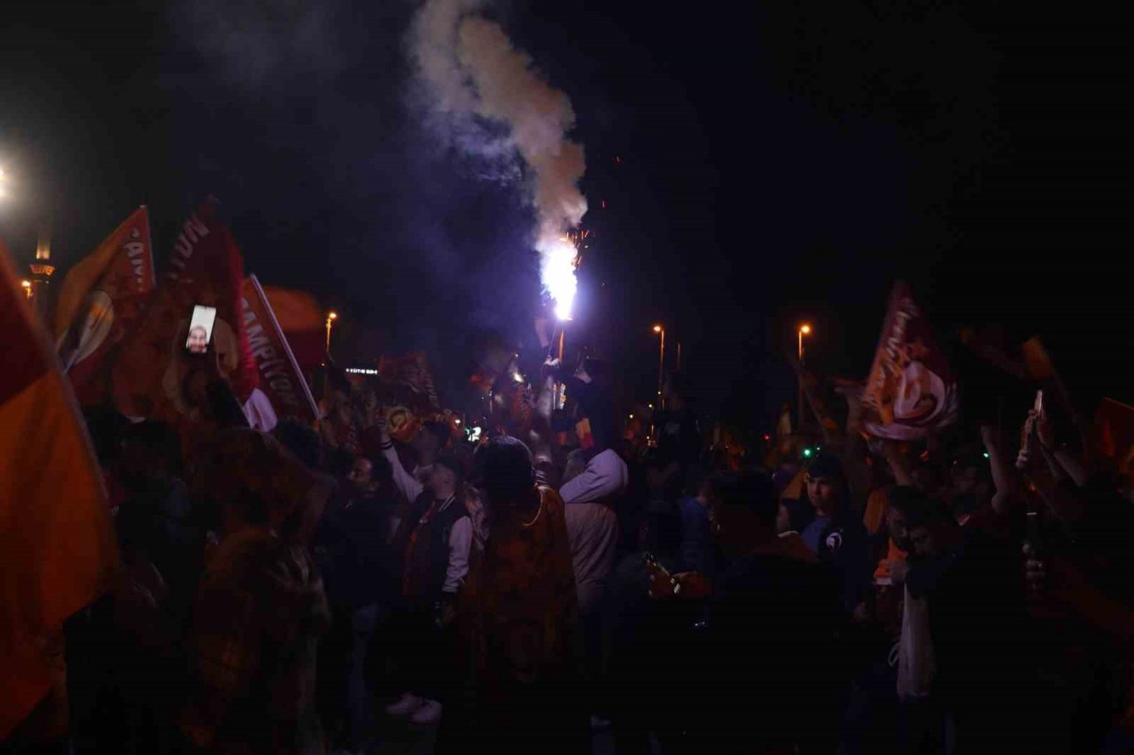 Kayseri’de halaylı kutlama