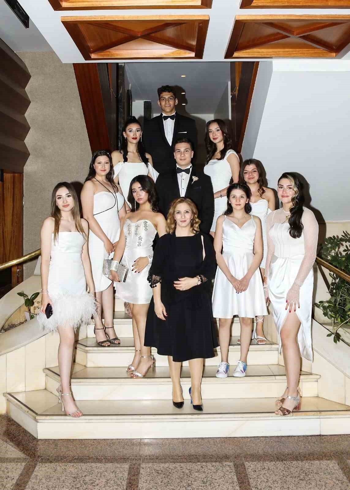 Gaziantep’te kolej öğrencilerinden mezuniyet balosu